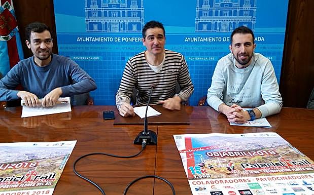 El concejal de Deportes, Roberto Mendo (C), junto a los organizadores de la prueba en la presentación.