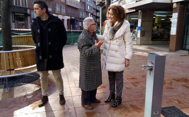 Merayo conversa con una vecina de la zona durante la inauguración.