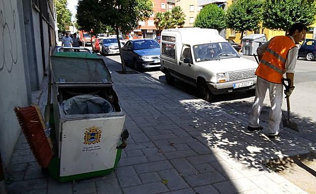 Un operario de FCC realiza labores de limpieza en una calle de Ponferrada.