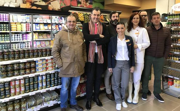El director de la red de franquicias de Gadisa, Miguel Freire, el coordinador José Antonio Hermida y el equipo de montaje junto a la titular del establecimiento María Fulgueiras, en la inauguración.