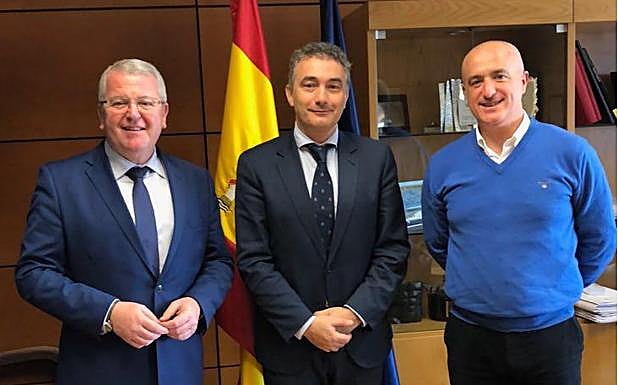 El director general de Carreteras, Jorge Urrecho (C), junto al alcalde de Puente de Domingo Flórez, Julio Arias, y el senador del PP, Alfonso Rodríguez-Hevia.