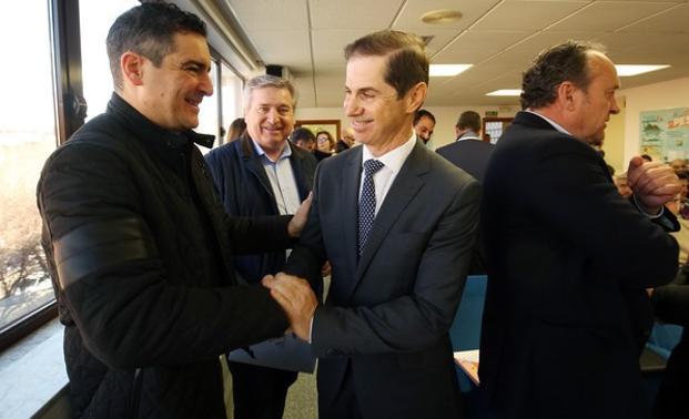 El presidente de la CHMS, Francisco Marín, a su llegada a la reunión con los alcaldes del Bierzo para presentar el nuevo plan de sequía de la demarcación Miño-Sil. 