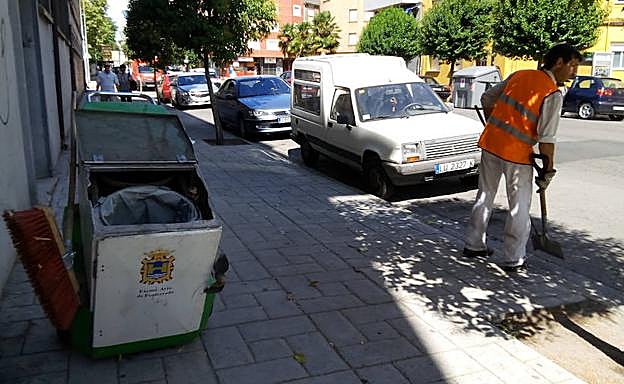 Un operario de FCC realiza labores de limpieza en una calle de Ponferrada.