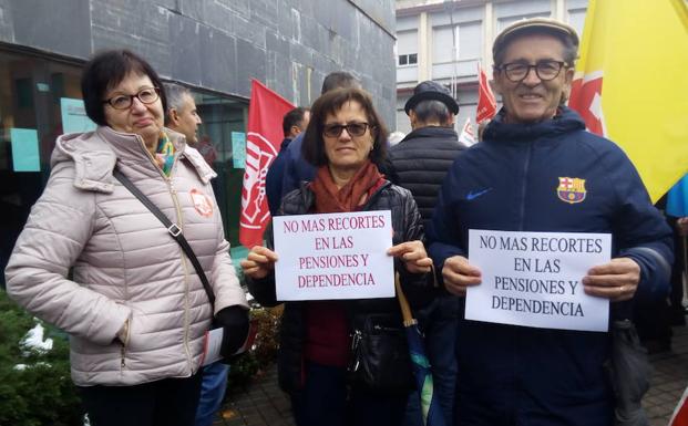 Pensionistas bercianos durante la concentración que tuvo lugar en Ponferrada