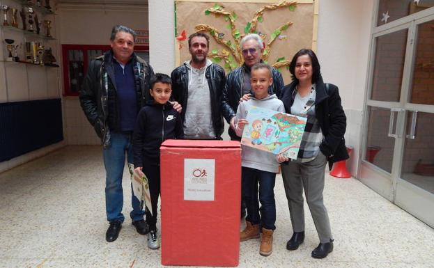 Los alumnos ganadores de Vega junto a las autoridades.