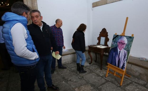 La imagen de Gavela preside la entrada del Ayuntamiento del que fuera alcale de la ciudad.