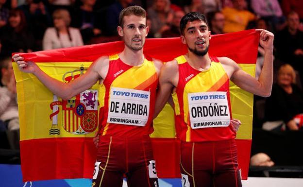 Ordóñez celebra con Álvaro de Arriba su bronce en Birmingham.