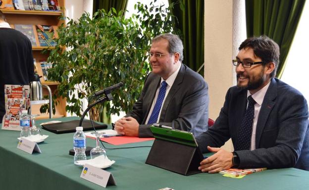 Enrique Mendoza presenta en el Museo de la Radio de Ponferrada sus 'Opiniones de un opinante'