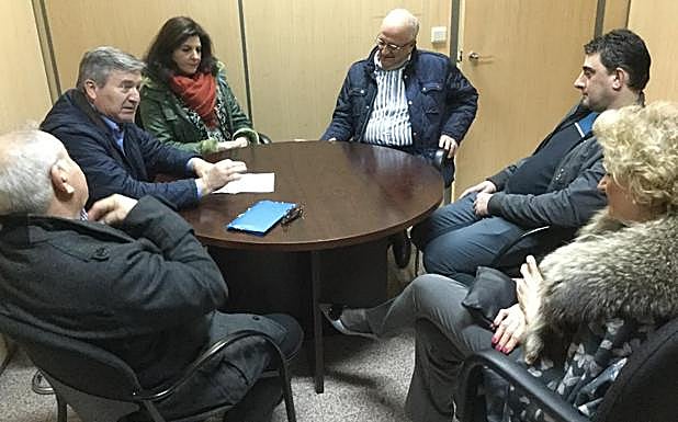 El Grupo Municipal del PP de Congosto, en la reunión celebrada con el presidente comarcal, Raúl Valcarce.
