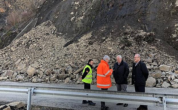 El delegado territorial y el jefe de servicio de Fomento, durante su visita a la zona afectada.