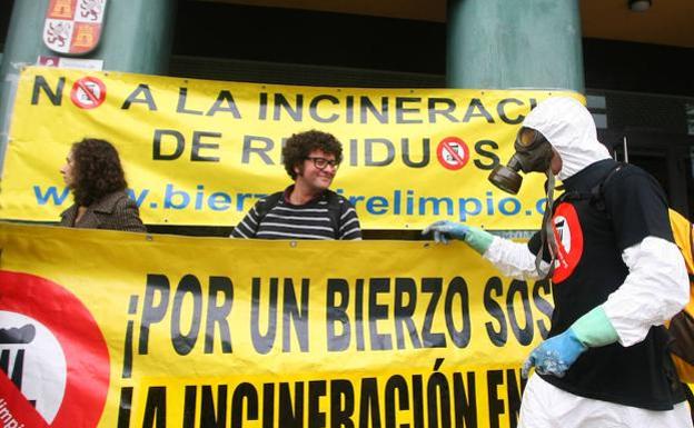 Imagen de una protesta de Bierzo Aire Limpio.