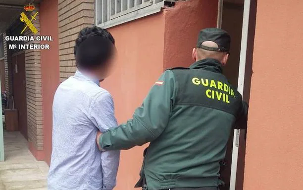 Imagen de la detención del joven por la Guardia Civil..