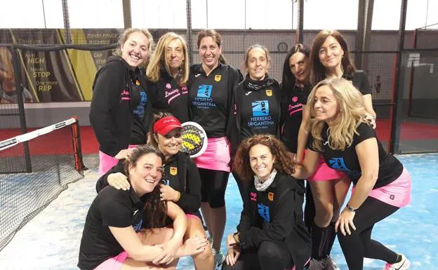 Equipo femenino de pádel del Club de Tenis Ponferrada.