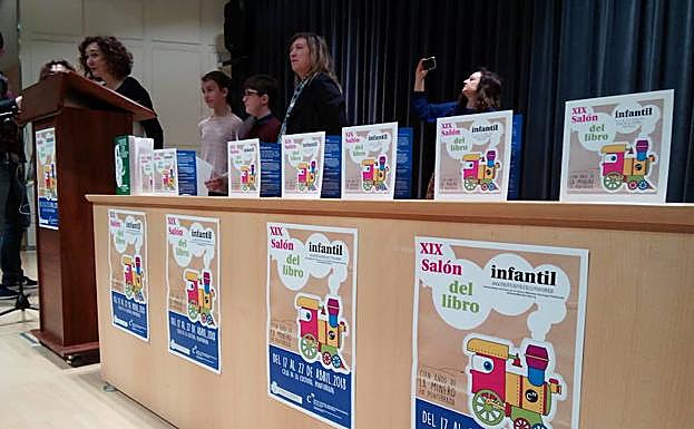 La alcaldesa de Ponferrada y la edil de Cultura con los alumnos que pronunciaron el pregón de apertura del XIX Salón del Libro Infantil.