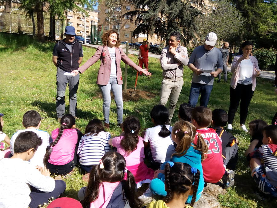 Fotos: Plantación de árboles en el colegio Peñalba de Ponferrada