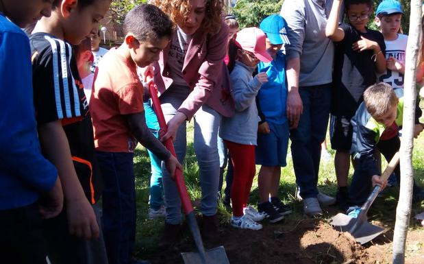 La alcaldesa planta un árbole con los alumnos del CEIP Peñalba.