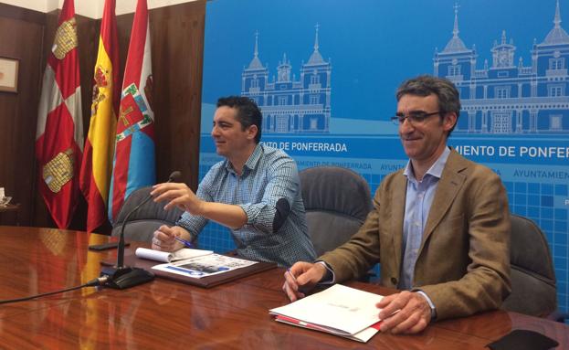 El concejal de Deportes y el vicerrector del Campus del Bierzo, durante la firma del acuerdo.