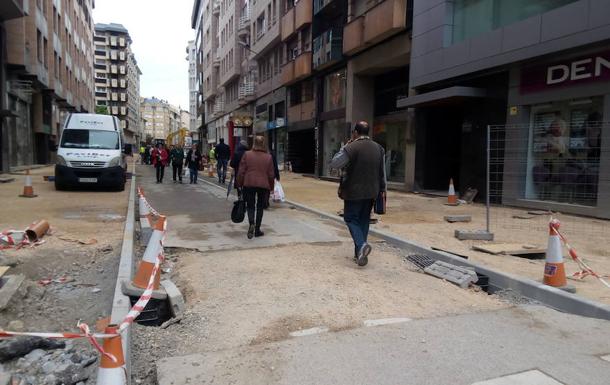Obras de urbanización en la calle Camino de Santiago de Ponferrada.