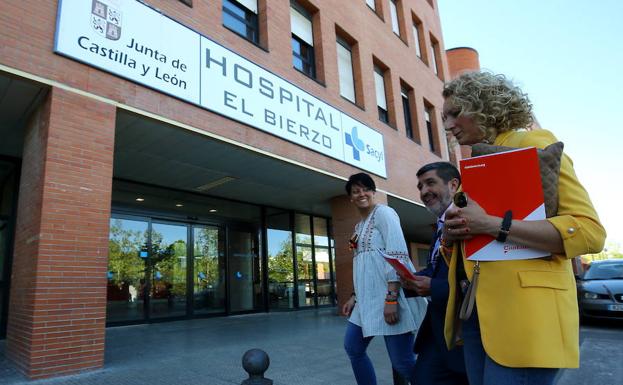 El procurador de Cs, Manuel Mitadiel, junto a las ediles Rosa Luna (I) y Ruth Santín (D), a su llegada al Hospital 'el Bierzo'.