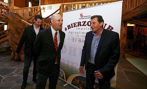 El viceconsejero de Desarrollo Rural, Jorge Llorente (C), durante la inauguración de la jornada dedicada al sector vacuno de carne del programa Bierzo Hub en Balboa.