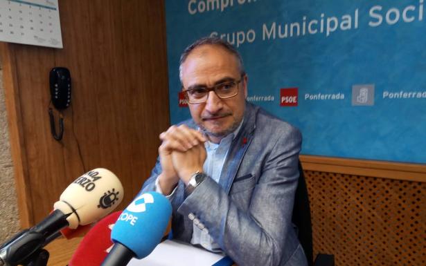 El portavoz municipal socialista, Olegario Ramón, durante su comparecencia.