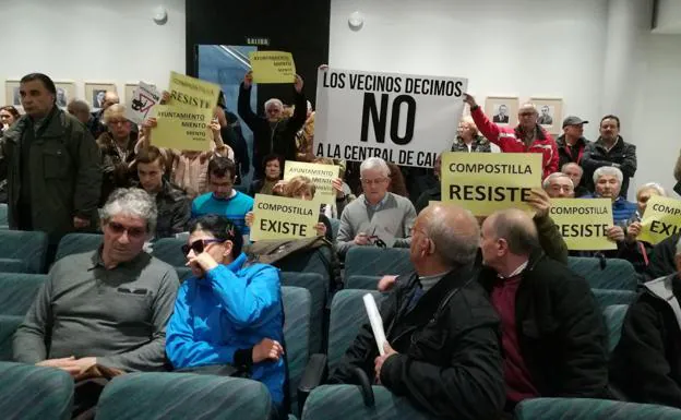 Protesta de los vecinos de Compostila contra la red de calor durante un pleno.