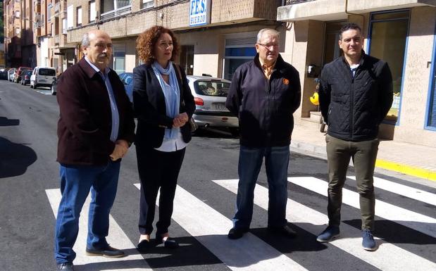 La alcaldesa de Ponferrada y el edil de Obras junto a los responsables del colectivo vecinal, en la inaguración.