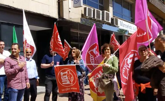 Imagen principal - Los sindicatos reclaman en Ponferrada una subida salarial «justa»