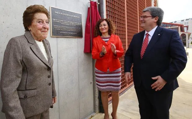La alcaldesa de Ponferrada junto al regidor de Bilbao y la nieta del industrial vasco, en el homenaje.