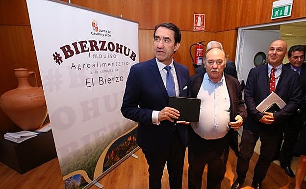 El consejero de Fomento y Medio Ambiente, Juan Carlos Suárez-Quiñones (I), junto al alcalde de Bembibre (León), José Manuel Otero (C), y el viceconsejero de Desarrollo Rural y director general del Instituto Tecnológico Agrario de Castilla y León, Jorge Llorente (D), en la presentación de la jornada de Bierzo Hub dedicada al sector de la madera