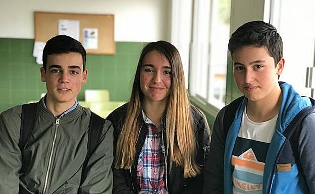Imagen de los alumnos ganadores de la beca.