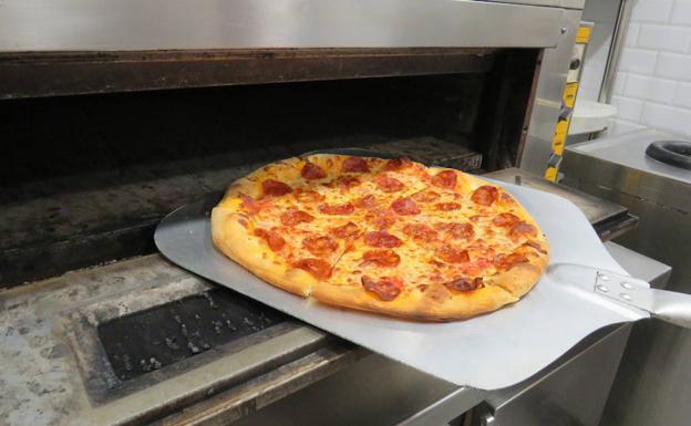 Galería. Una pizza recién hecha del 'Y coma'.