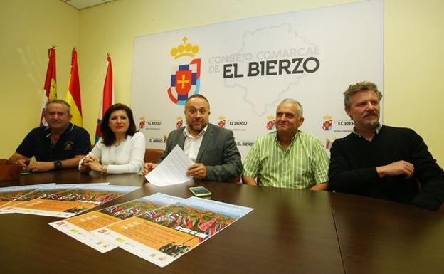 El presidente del Consejo Comarcal del Bierzo, Gerardo Álvarez Courel (C), junto a la presidenta del Consejo Regulador de la DO Bierzo, Misericordia Bello, y los organizadores la primera edición de la concentración de pendoneros de León 'Gran Desafio Subida al mirador de Orellán'.