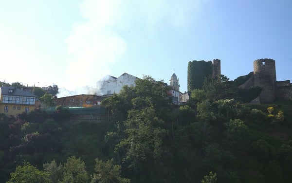Fotos: Incendio de una casa en ruina en el casco histórico de Ponferrada