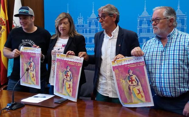 La concejala de Cultura, María Antonia Gancedo, el 'profesor10demates', Sergio Barrio, y representantes de la Asociación de Amigos de la Noche Templaria, en la presentación del programa.