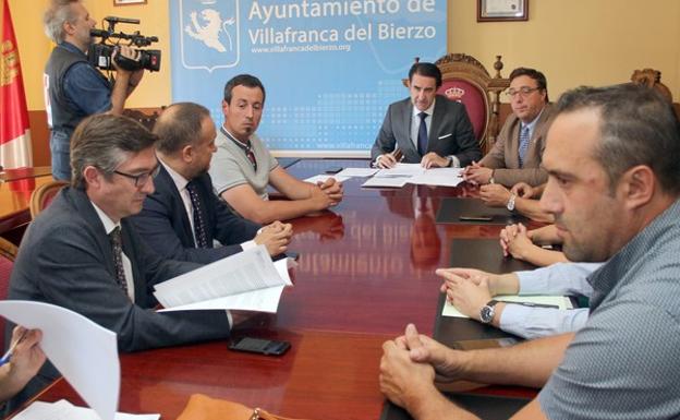 El consejero de Fomento y Medio Ambiente, Juan Carlos Suárez-Quiñones, presentó hoy en Villafranca del Bierzo el plan de zona piloto para la prevención de incendios forestales en el Bierzo Oeste.