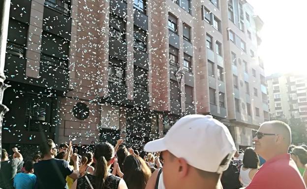 Lluvia de confeti en la 'Noche Blanca' de Ponferrada.