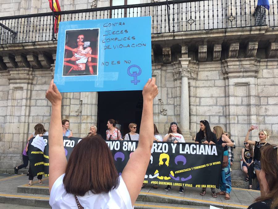 Fotos: Concentración en Ponferrada en contra de la puesta en libertad de la Manada