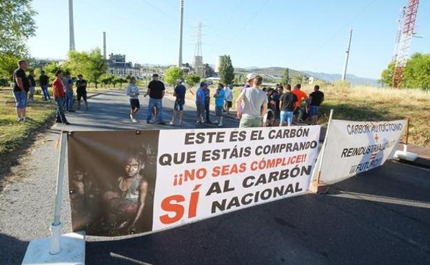 Imagen de una concentración de mineros de Asturleonesa frente a la térmica de Compostilla.