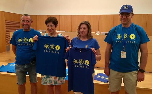Dos de los voluntarios acompañan a la directora de la EOI y a la edil de Cultura en la presentación del acuerdo de colaboración.