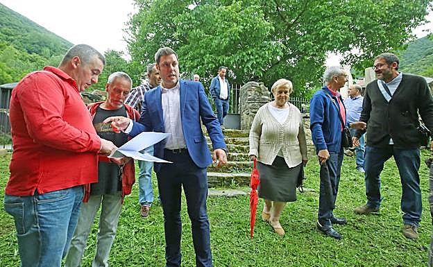 El concejal de Medio Rural de Ponferrada,unto al director del proyecto de investigación 'Origenes de la Tebaida Berciana'. 