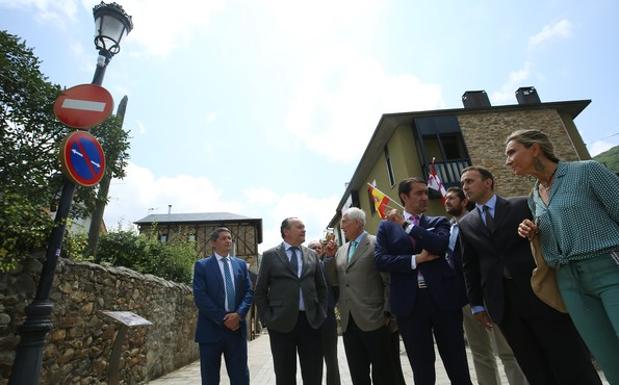 El consejero de Fomento y Medio Ambiente, Juan Carlos Suárez-Quiñones (C), junto a varias autoridades locales, durante la visita a los sensores de prueba del proyecto de Territorio Rural Inteligente del municipio de Molinaseca.