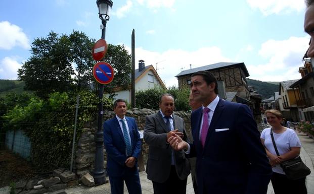 El consejero de Fomento y Medio Ambiente, Juan Carlos Suárez-Quiñones, en su visita a Molinaseca. 