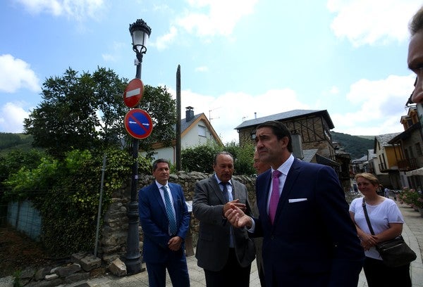 Fotos: El consejero de Medio Ambiente inaugura en Molinaseca los sensores en farolas y contenedores para la eficiencia de servicios