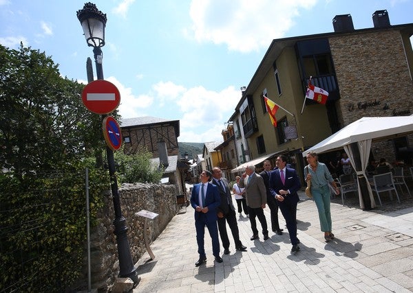 Fotos: El consejero de Medio Ambiente inaugura en Molinaseca los sensores en farolas y contenedores para la eficiencia de servicios