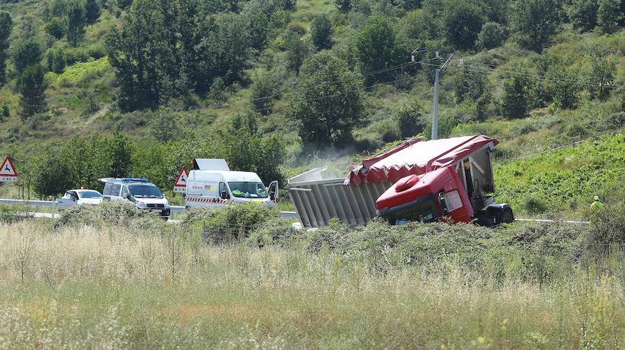 Fotos: Colisión de dos camiones en la A-6 en Almázcara