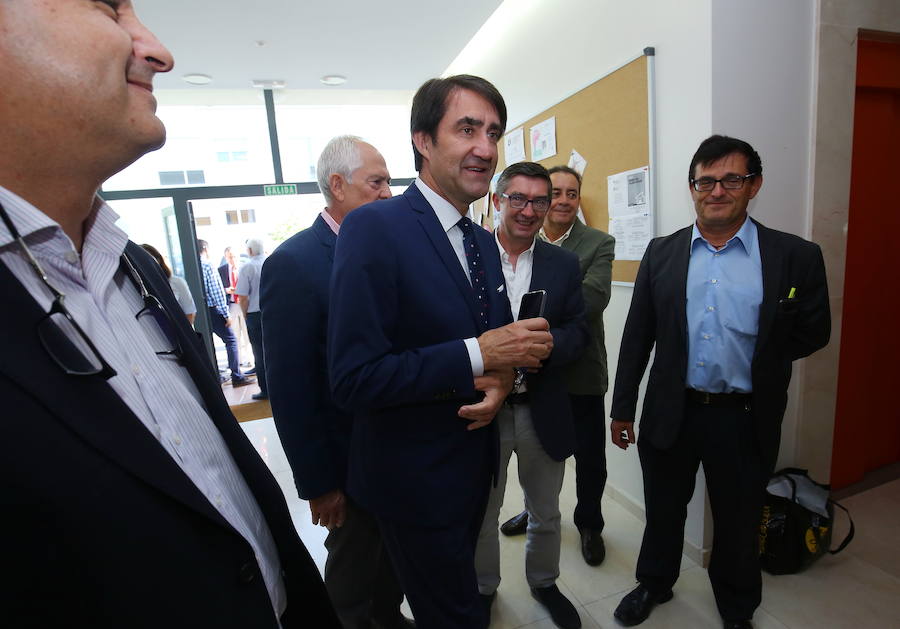 El consejero de Fomento y Medio Ambiente, Juan Carlos Suárez-Quiñones (C), durante la presentación del Hub Micológico del Bierzo en Arganza.