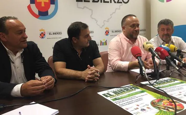 Alfonso Arias, Pedro Fernández, Gerardo Álvarez Courel y Ángel Calvo presentaron las ferias 'Apostando por el Bierzo. Naturalmente'.