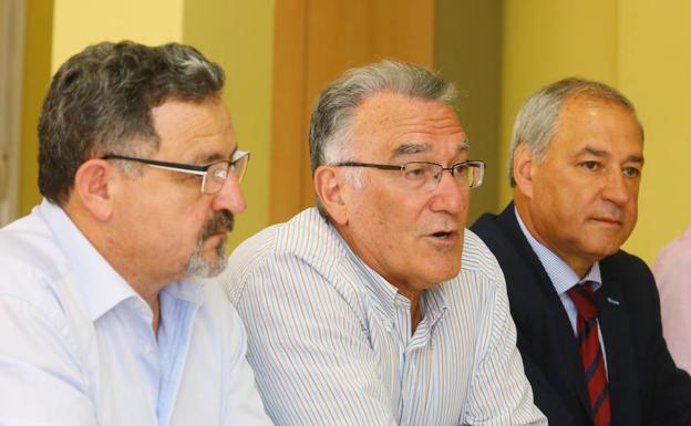 El concejal de Seguridad de Ponferrada, junto a los alcaldes de O Barco y Monforte.