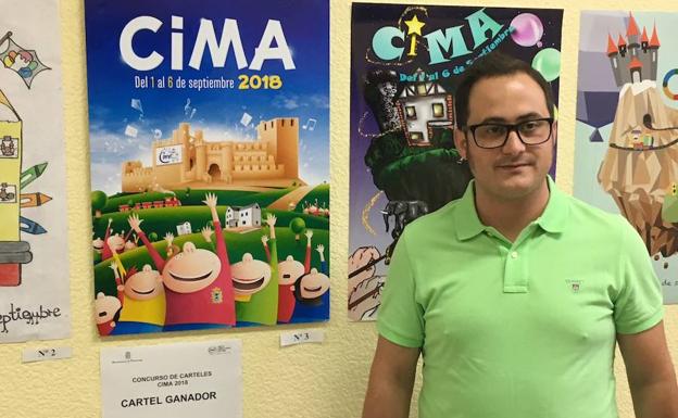 El concejal de Juventud, junto al cartel ganador (I)